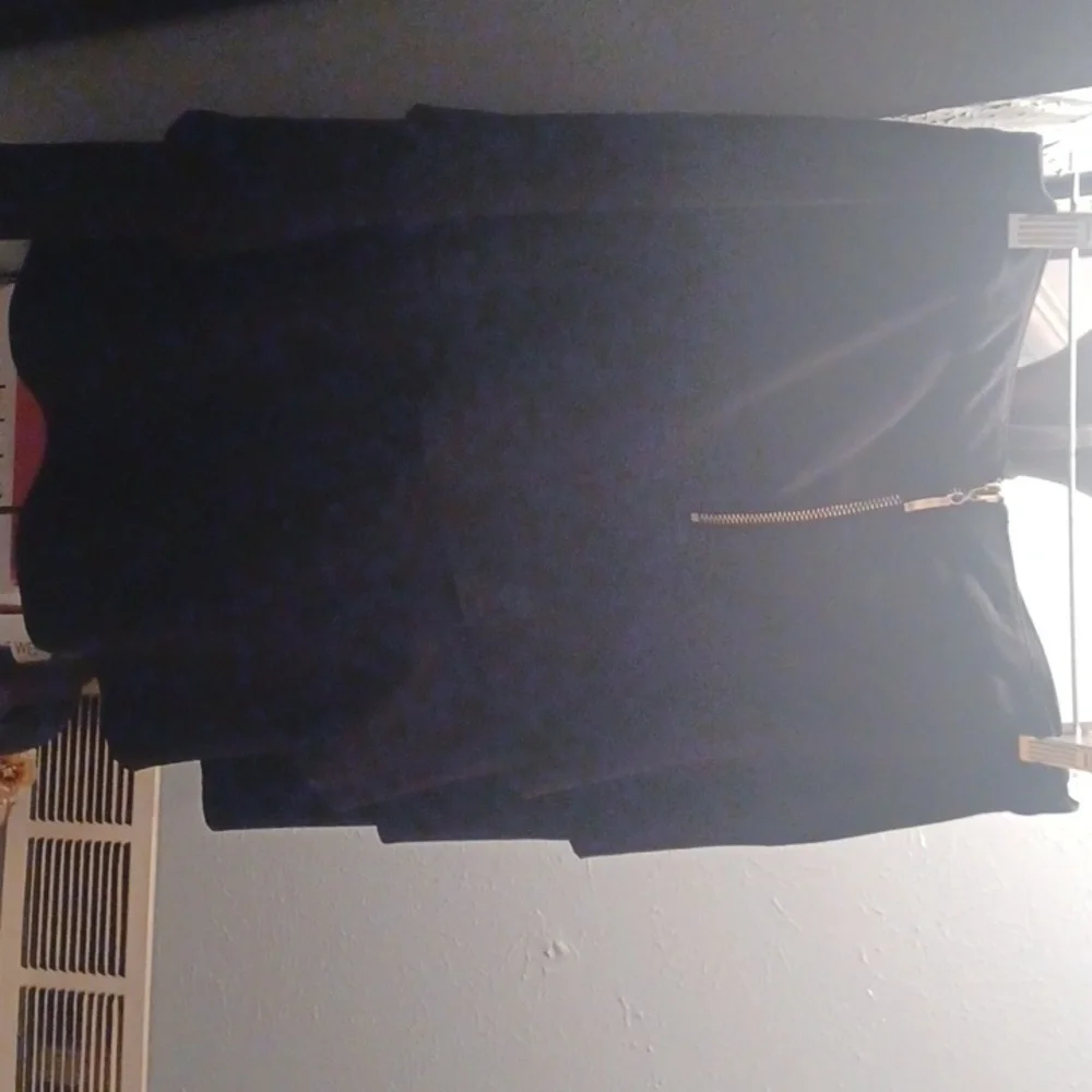 LARRY LEVINE SIZE 8 BLACK SKIRR